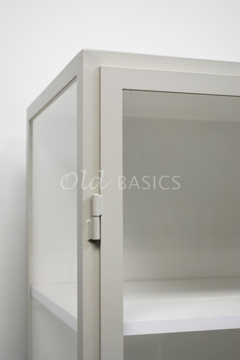 Detail van Apothekerskast Ferro, 3 deuren, RAL7032, grijs, groen, materiaal staal
